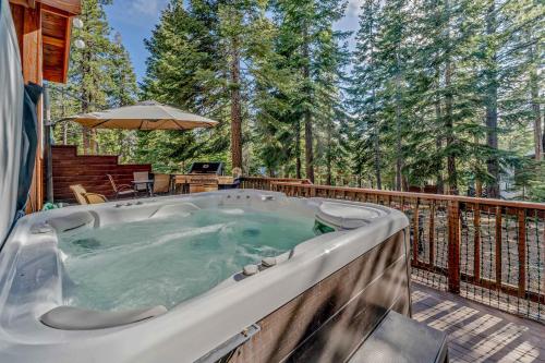 Spacious Pet-Friendly Truckee Retreat with Hot Tub – khách sạn tại Prosser Lake Heights