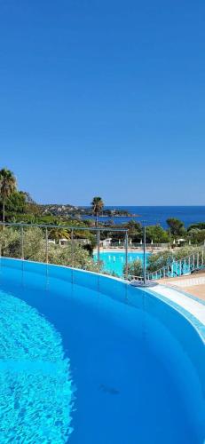 Ground floor with sea view and pools in Cap Esterel