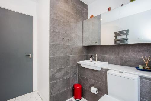 Stunning 1 Bedroom Apartment nearby Borough Market - image 26