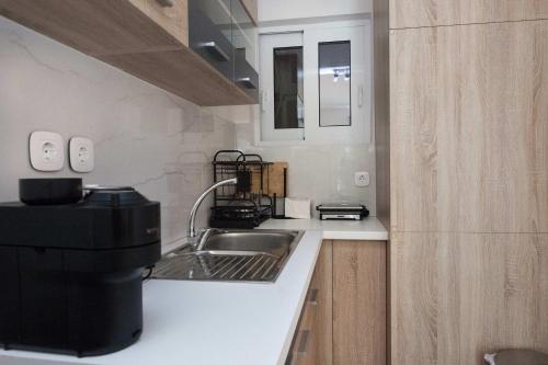 Trendy Studio Escape with Patio  in Zografou - image 10
