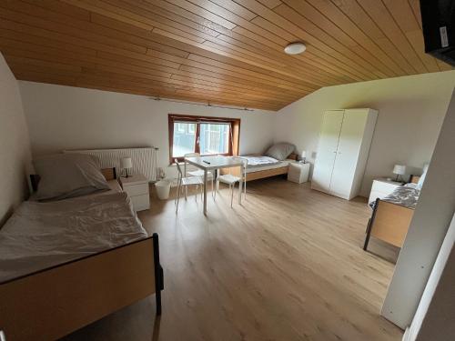 Istaba viesiem, Helles 3 Bett Zimmer in Jerrishoe