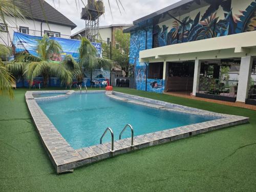 สระว่ายน้ำ, Trev Hotels and Suites in อซาบา