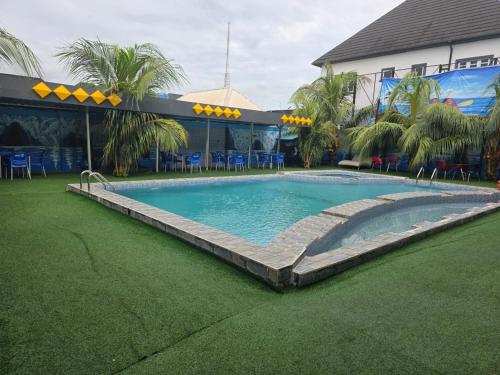 สระว่ายน้ำ, Trev Hotels and Suites in อซาบา