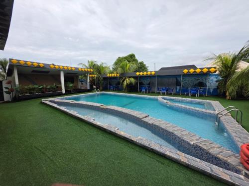 สระว่ายน้ำ, Trev Hotels and Suites in อซาบา