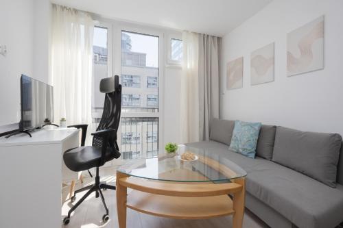 Modern Apartment in Center, Remote Working, Smart TV & WiFi by Noclegi Renters, Warsaw