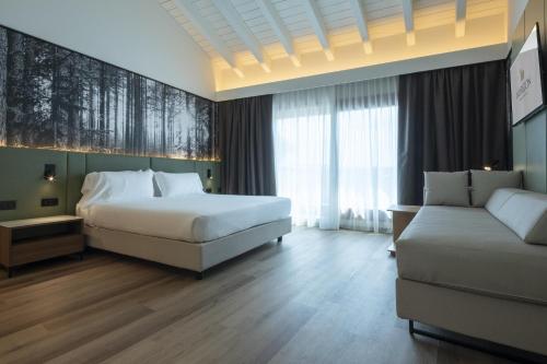 1 queen bed, 1 twin bed