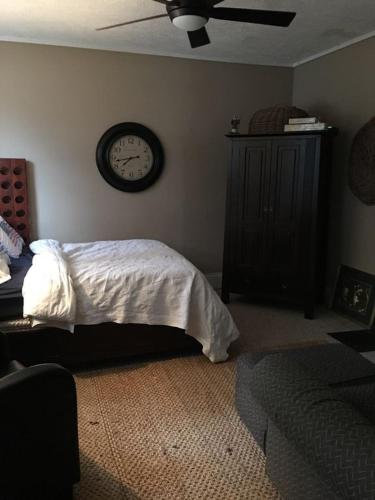 1860 French Country Farmhouse Sleeps 10 in Montoras ūdenskritumi (NY)