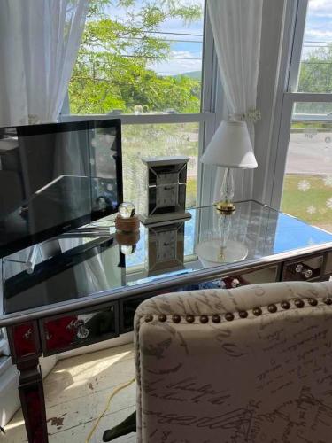 1860 French Country Farmhouse Sleeps 10 in Montoras ūdenskritumi (NY)