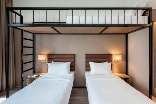1 king bed, 1 twin bed