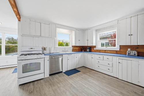 Spacious Cape Cod Waterfront Retreat Steps to Beach in Sandwich (MA)