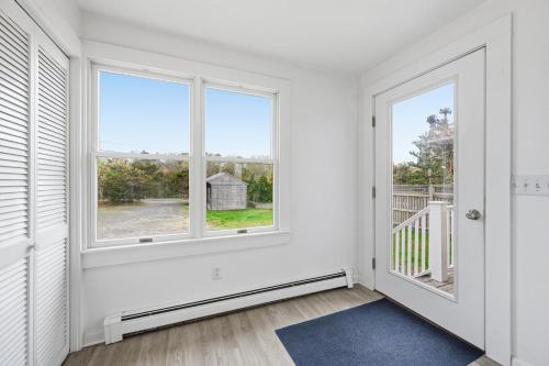 Spacious Cape Cod Waterfront Retreat Steps to Beach in Sandwich (MA)