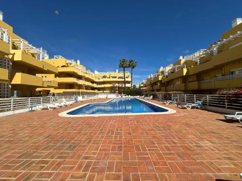 Terry - 2 Bed 2 Bath Ground Floor Apartment with Direct Access to the Communal Pool – khách sạn tại Conceicao