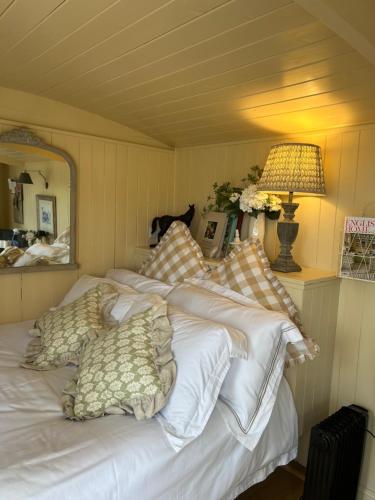Elgars Luxury Shepherds Huts in Broadwas On Teme