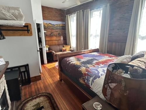 Aspen Inn Starry Night Suite - image 3