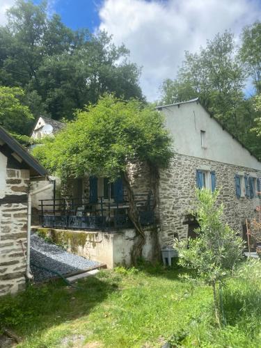 Maison EN PIERRE au BORD DE L'EAU in Trebas