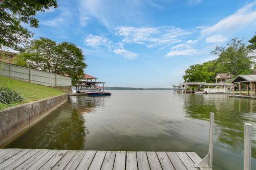 Private Dock! Fishing Paradise on Lake Wilson in Killen (AL)