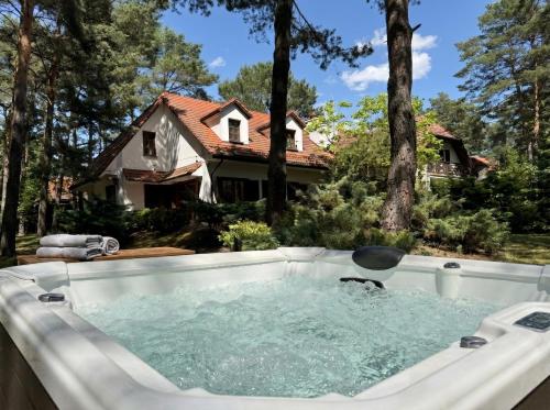 Golden Villas Luxury Garden Retreat - Jacuzzi & Sauna - Mszczonow Golden Villas Luxury Garden Retreat - Jacuzzi & Sauna - Mszczonow