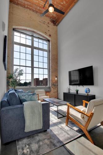 Bright Cozy Loft Pool Gym Great location - image 13