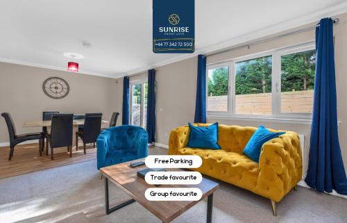 MUIRTON 2 - has 4 Twin rooms with 4 Car Parking, 2 Baths, 5 Smart TV, Fully Equipped, Garden, Free WiFi, GROUP FAVOURITE by SUNRISE LONG LETS and SERVICED ACCOMMODATION DUNDEE gîte à louer Royal Victoria Hospital The