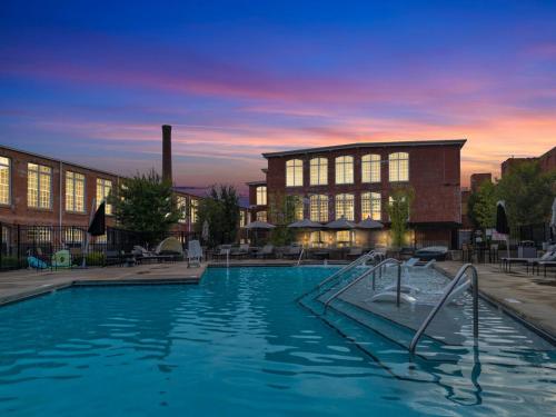 Bright Cozy Loft Pool Gym Great location - image 10