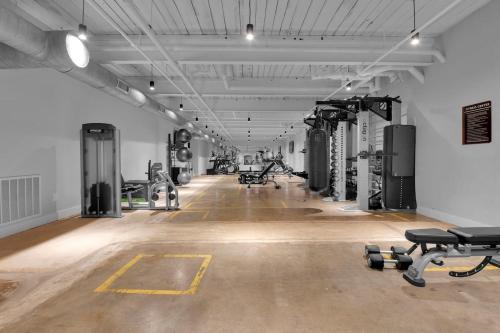 Bright Cozy Loft Pool Gym Great location - image 14