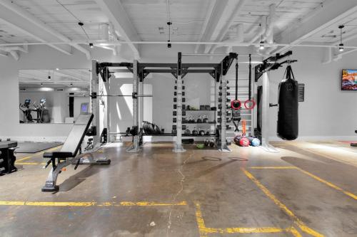 Bright Cozy Loft Pool Gym Great location - image 7