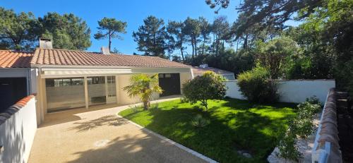Charmante maison de plain pied rénovée et climatisée en lisière de forêt