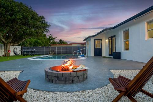 Fun Miami Pool Home Pickable Firepit Pingpong – khách sạn tại Bãi biển Bắc Miami
