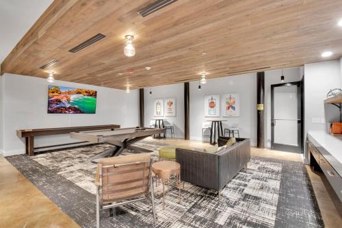 Warm Cozy 2BD Pool Gym Central - image 7
