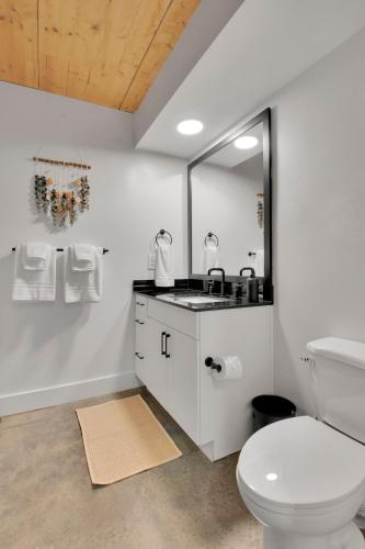 Stylish Roomy 2BD Loft Pool 5 mins to DT GVL - image 2
