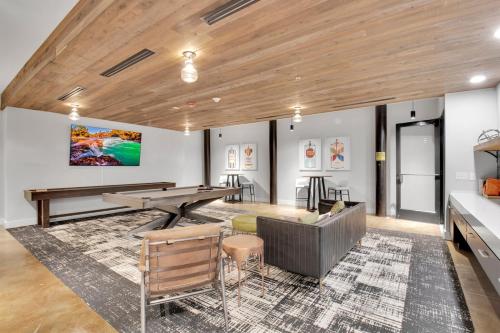 Huge Open Loft Arts District 5 mins to DT GVL - image 2