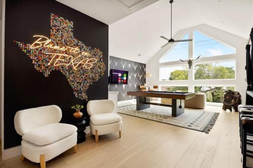 Villa Sleeps 14 Pool Movies Games Mins from Downtown – khách sạn tại Sunset Valley