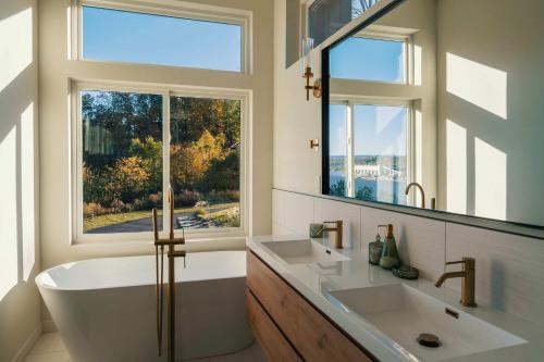 The Bluff - Designer Home with Views Pool & Hot Tub in Crown Heights (NY)