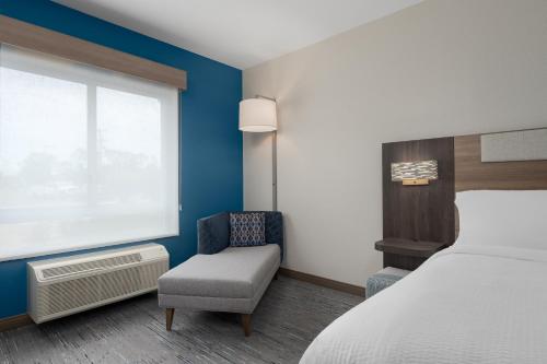 Holiday Inn Express & Suites Alexandria by IHG