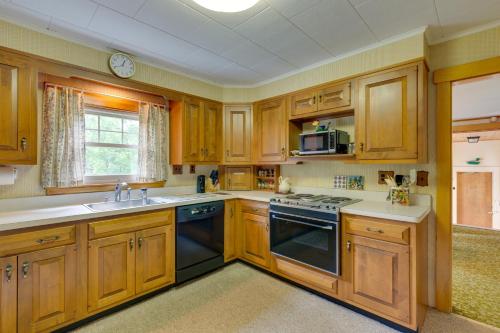 Cape House in Farmington w/ Shared Outdoor Pool! in Farmington (ME)