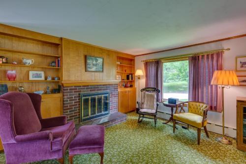 Cape House in Farmington w/ Shared Outdoor Pool! in Farmington (ME)