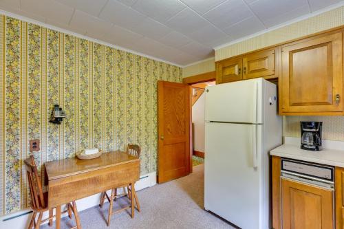 Cape House in Farmington w/ Shared Outdoor Pool! in Farmington (ME)