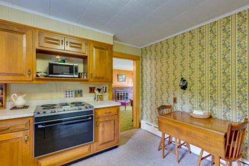 Cape House in Farmington w/ Shared Outdoor Pool! in Farmington (ME)