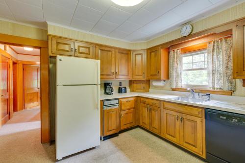 Cape House in Farmington w/ Shared Outdoor Pool! in Farmington (ME)
