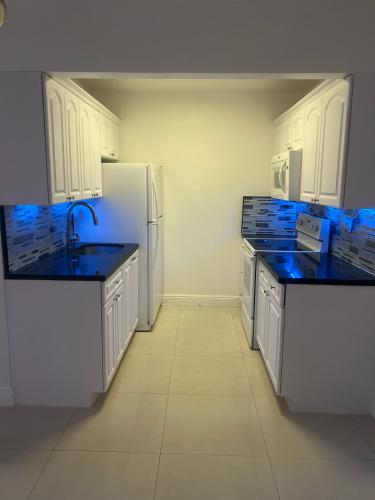 Vacay Spot Wynwood Jungle Getaway, Shower Massage jets, BBQ, Patio LED vibes, Prime LOC! 6 blocks away from Bars, Nite Clubs, Res, Shops in Miami, USA