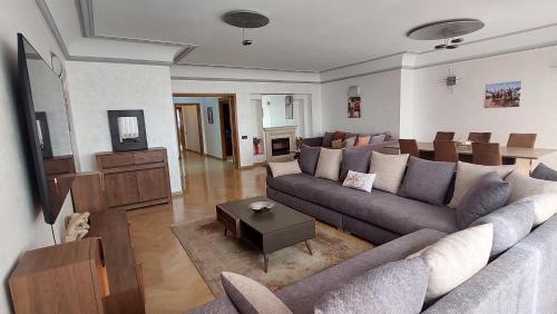 Luxury apartment 240 sqm top floor not overlooked, Casablanca