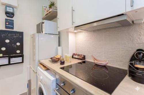 Panoramic Studio with Eiffel Tower View - image 8