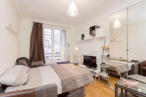 Panoramic Studio with Eiffel Tower View - image 10