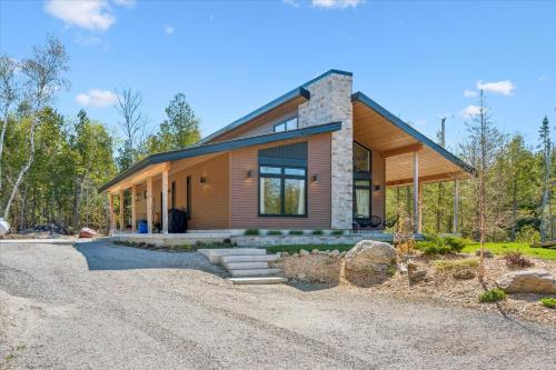 Modern 4-Bedroom Lake Huron AC in Pike Bay (ON)