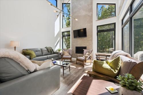 Modern 4-Bedroom Lake Huron AC in Pike Bay (ON)