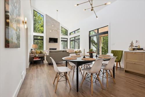Modern 4-Bedroom Lake Huron AC in Pike Bay (ON)