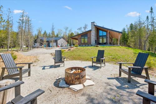Modern 4-Bedroom Lake Huron AC in Pike Bay (ON)