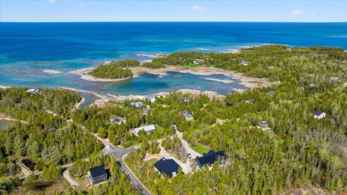 Modern 4-Bedroom Lake Huron AC in Pike Bay (ON)