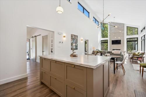 Modern 4-Bedroom Lake Huron AC in Pike Bay (ON)