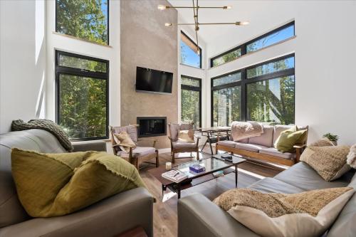 Modern 4-Bedroom Lake Huron AC in Pike Bay (ON)